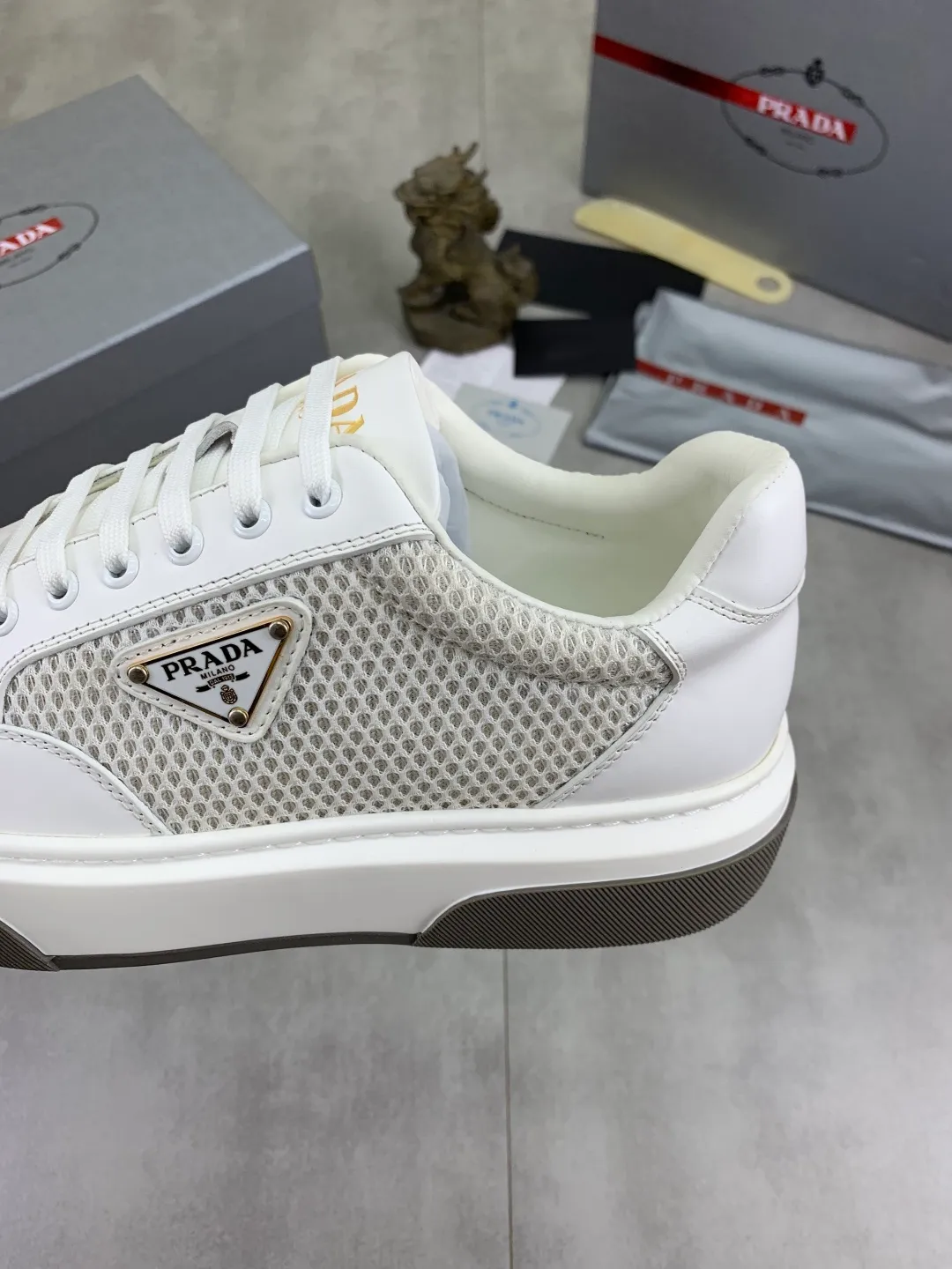Men's Men's Shoes 💰P560 💰【New Style】 The latest model of high-quality PRADA classic men's shoes has been launched on the official website at a 1:1 replica, synchronized in Hong Kong and on the same catwalk; all made of calfskin➕imported cowhide lining, 🍡🍡original rubber outsole, non-slip and wear-resistant; comfortable on the feet, attractive style, fine workmanship, and simple and neat shoe lasts, highlighting a man's courage and toughness, 👍size 38 to 44 (45 can be customized) black White color🉑️choose